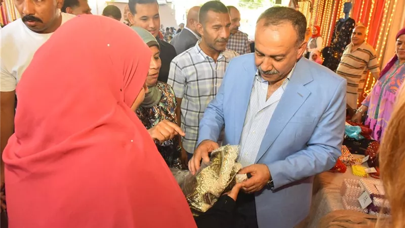 محافظ أسيوط يوزع 100 حقيبة مدرسية ومستلزمات للأسر الأولى بالرعاية استعدادًا للعام الدراسي الجديد