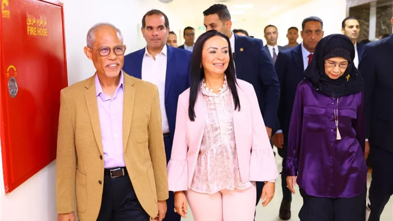 مايا مرسى تصطحب وزير الأسرة والتنمية بسنغافورة في زيارة لمستشفى الناس