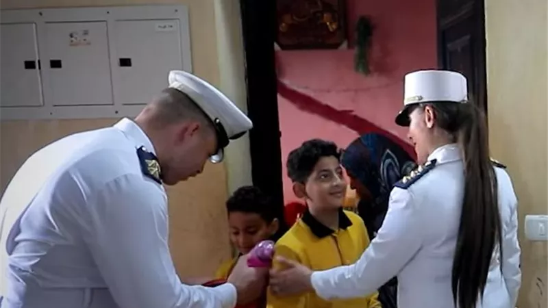 قبل العام الدراسي.. الداخلية توزع حقائب ومستلزمات مدرسية على الأولى بالرعاية 