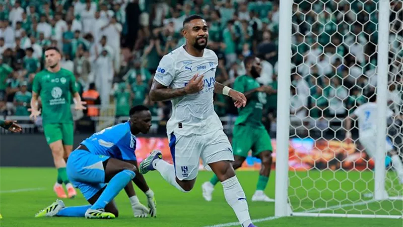الهلال يحسم الشوط الأول بثلاثية نارية في الأهلي