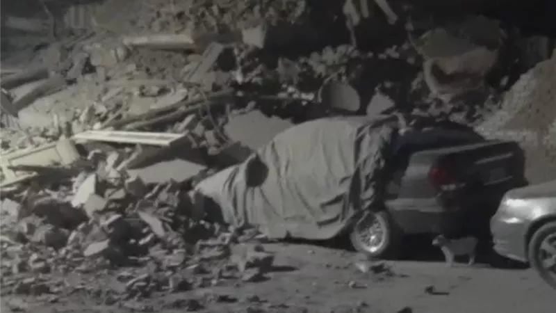 تهشم سيارتين أسفل عقار باب الشعرية المنهار