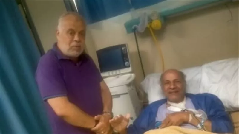  أشرف زكي يزور عيد أبو الحمد في المستشفى بعد تعرضه لأزمة صحية