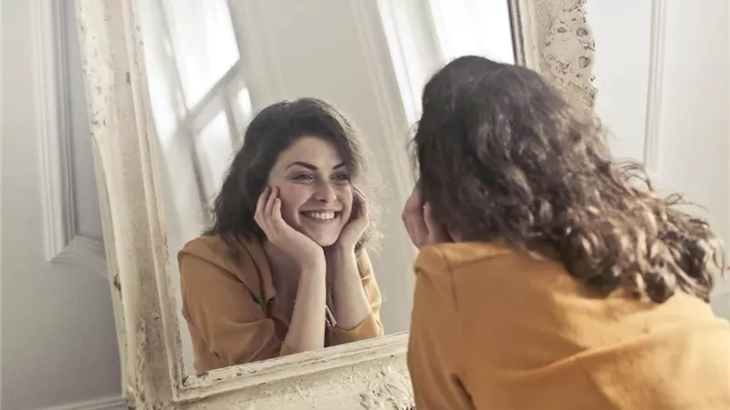 التحدث مع النفس.. عادة تكشف سمات شخصية مميزة