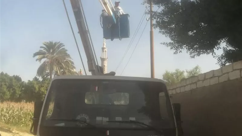 سمسطا تواصل حملات النظافة والإنارة وإزالة التعديات فى بنى سويف 