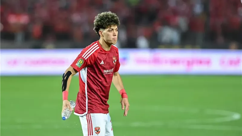 إمام عاشور مهدد بالغياب عن الأهلي في كأس السوبر المصري (خاص)