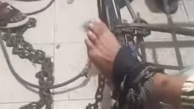 بسبب الإدمان.. تداول فيديو لأب قيد نجله بالسلاسل في مساكن عثمان بأكتوبر 