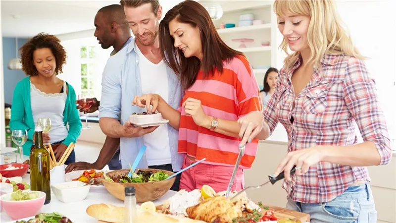 لكِ سيدتي.. إتيكيت حضور دعوات العشاء