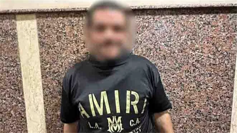 “مرتدياً ملابس نسائية” ضبط المتهم بالتسول وإستجداء المارة بالجيزة 
