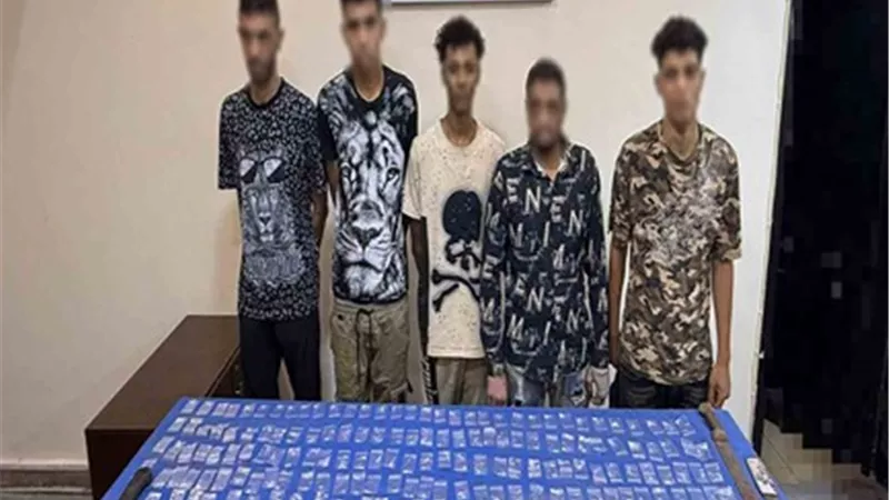 مقطع فيديو يتضمن قيام 5 اشخاص بترويج المخدرات .. الأمن يضبطهم بالجيزة