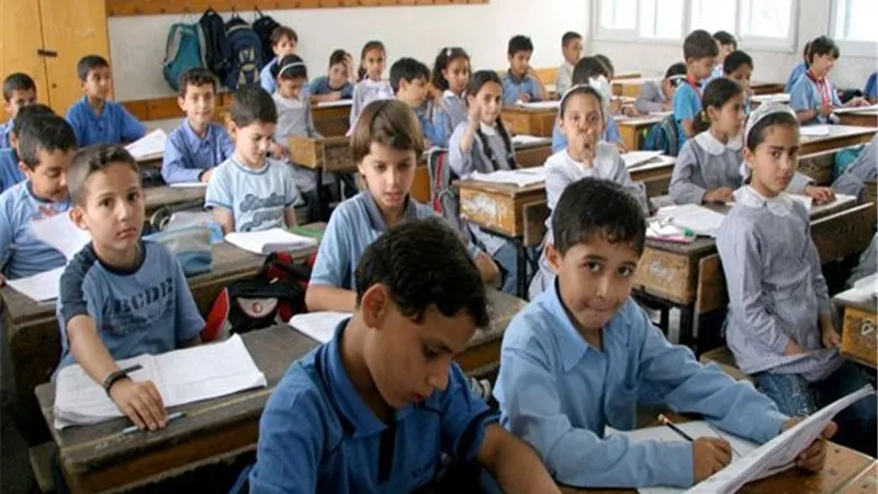 منها البنطال الممزقة والتسريحات الغريبة.. محاذير لائحة الانضباط المدرسي