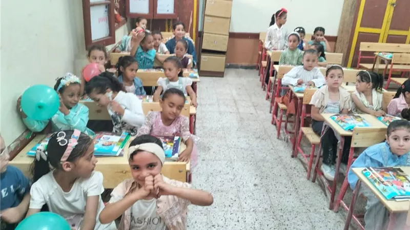 فرحة وبهجة في أول يوم دراسي بمدارس سمسطا في بني سويف