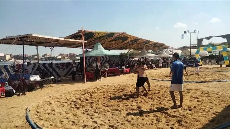 فضية الجمهورية تزين أعناق أبطال دمياط في المصارعة الشاطئية