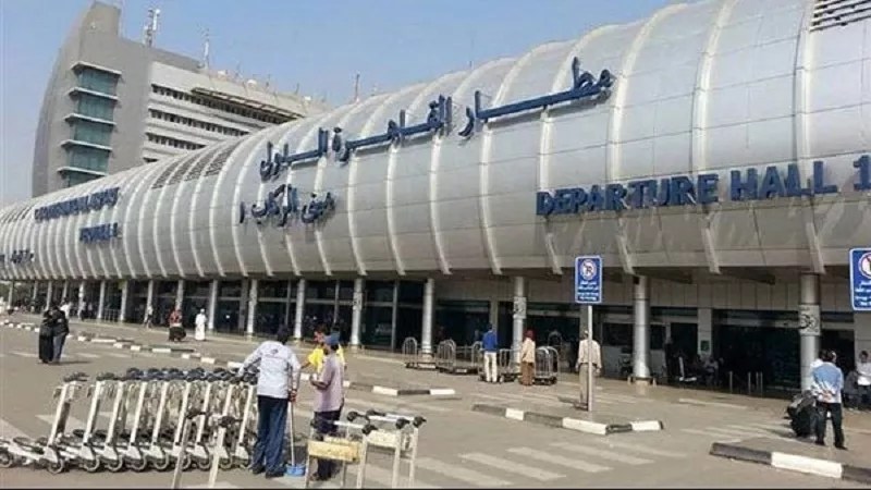 تجربة جديدة بمطار القاهرة.. أكشاك إلكترونية وتطبيق ذكي لحجز سيارات السياحة