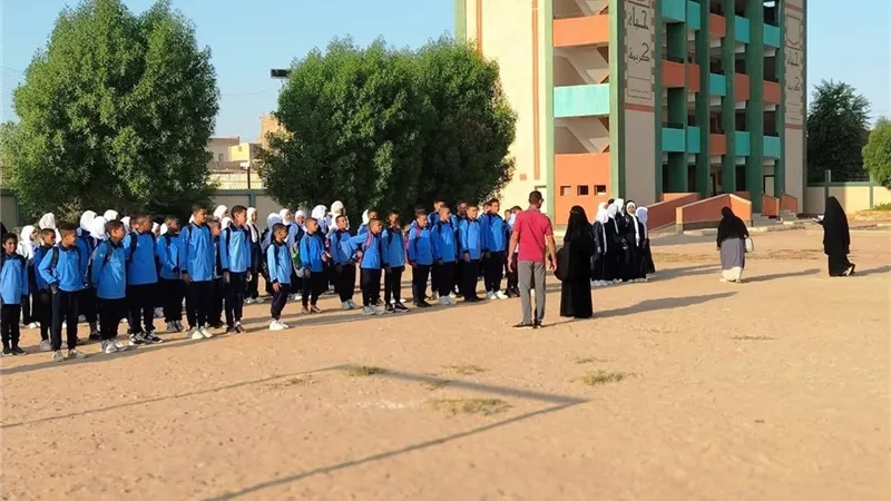محافظ أسوان يتابع إنطلاق العام الدراسى الجديد .. خطط شاملة لزيادة التحصيل الدراسى للطلاب