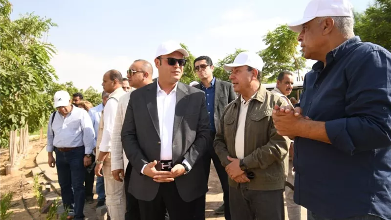وزير الإسكان يتفقد مكونات مشروع حدائق 