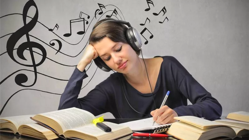 أمين الفتوى يوضح حكم سماع الأغاني بدون موسيقى.. جائزة بشرط
