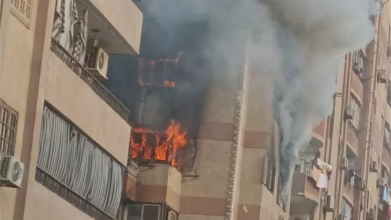 اندلاع حريق هائل داخل شقتين بعمارة الفردوس في حلوان