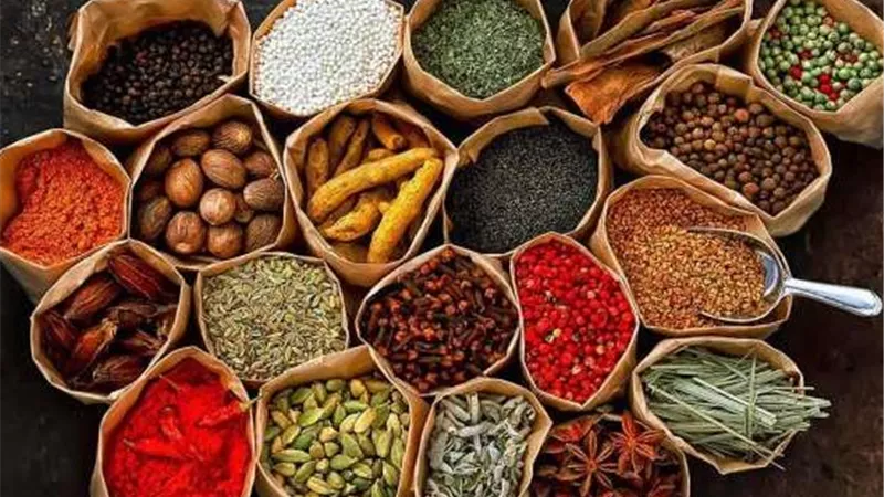 70 % منها مستوردة.. الدولار والشحن يدفعان أسعار العطارة للارتفاع |خاص 