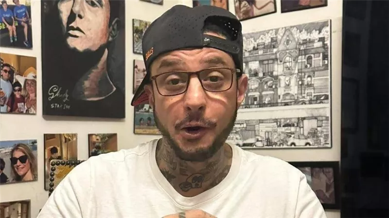 أحمد الفيشاوي يثير الجدل بظهوره برفقة سيارة سفاح التجمع.. صور 