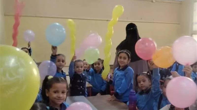 بالبلالين والبرواز.. المدارس تفتح أبوابها بفرحة انطلاق العام الدراسي الجديد في المنيا