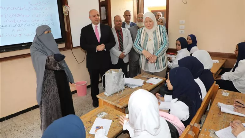 محافظ بني سويف يتفقد انتظام الدراسة مع انطلاق العام الجديد