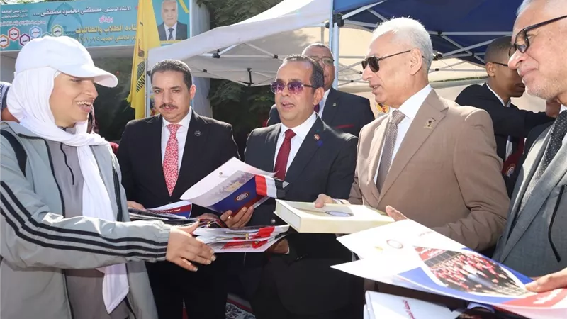 رئيس جامعة المنيا يستقبل الطلاب بالهدايا في أول أيام العام الجامعي الجديد وسط أجواء من الحفاوة 