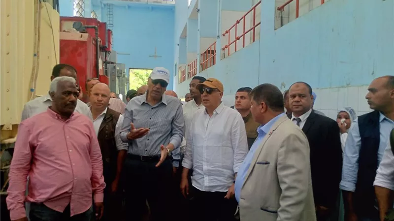 وزير الرى ومحافظ أسوان يتفقدان محطة رى رقم (1) بمشروع وادى النقرة لدعم صغار المزارعين