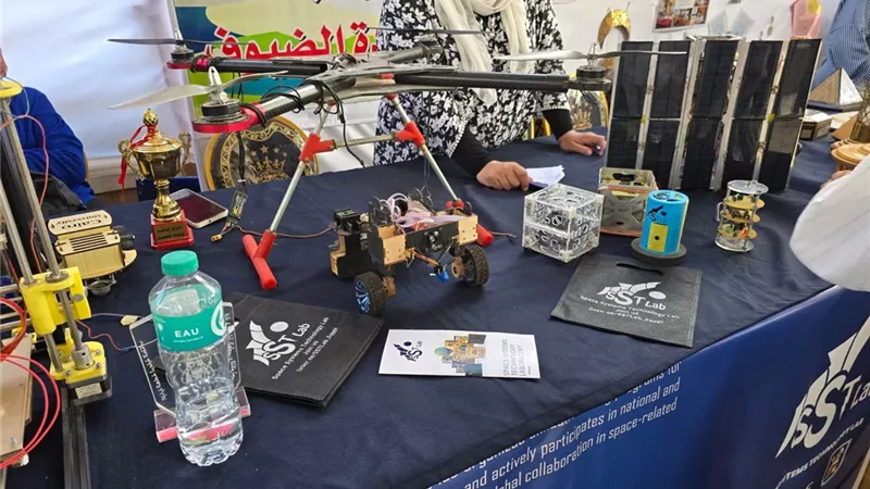 ابتكارات فنية.. طلاب جامعة القاهرة يعرضون أعمالهم أمام رئيس الجامعة في أول يوم دراسة (صور)