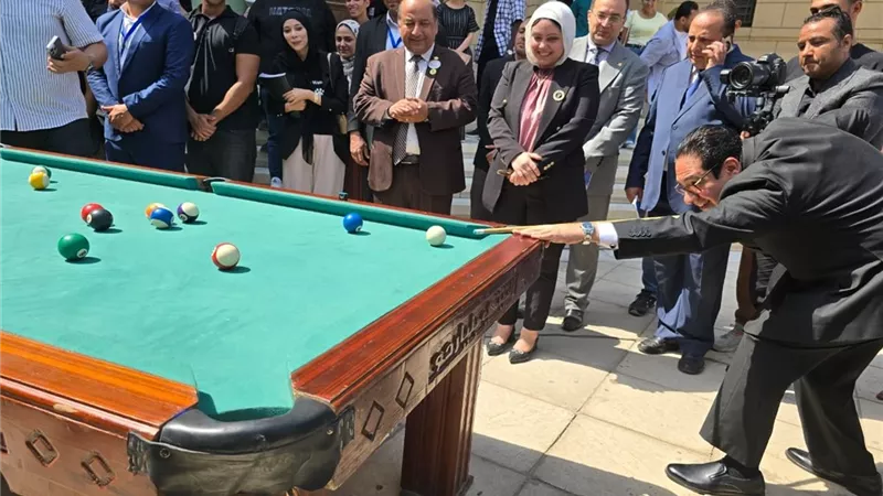 صور| رئيس جامعة القاهرة يشارك الطلاب في مباراة بلياردو بالحرم الجامعي