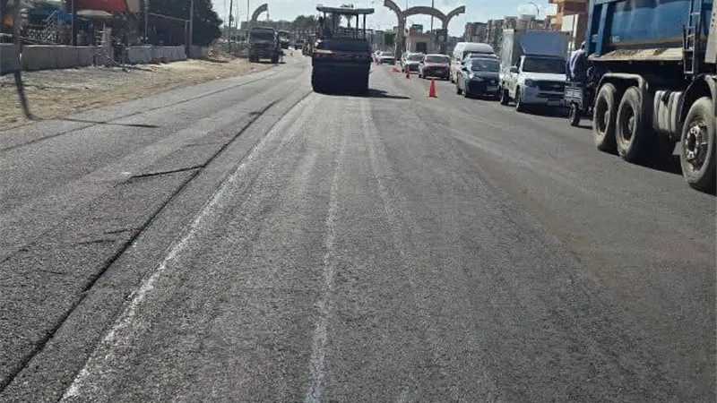 بدء أعمال الرصف بمشروع تطوير وتوسعة طريق دمياط الجديدة– الميناء |صور
