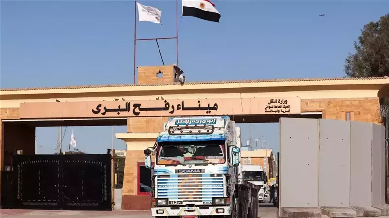 استئناف إدخال شاحنات المساعدات إلى غزة عبر معبر رفح