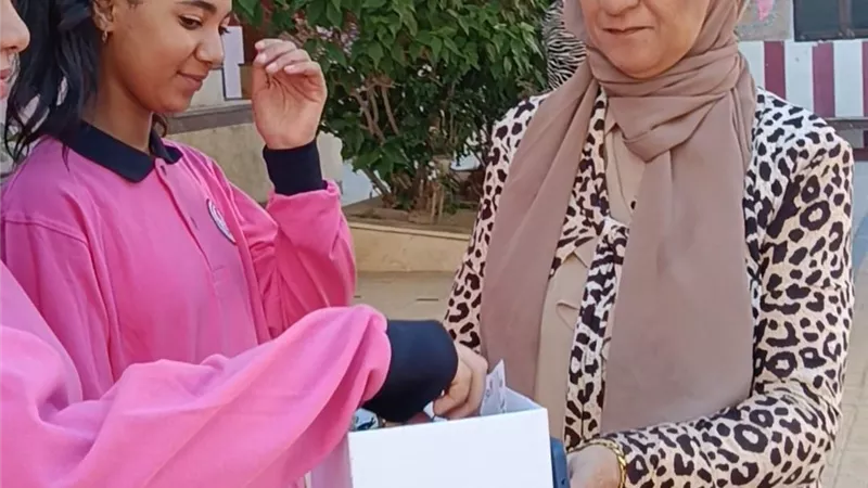 استقبال طلاب الإسماعيلية بالهدايا والشوكولاتة في أول أيام العام الدراسي الجديد
