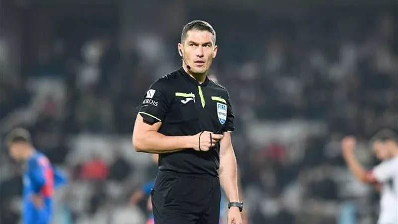 إستفان كوفاكس يدير مباراة بيراميدز وأهلي جدة تحكيميًا بكأس القارات الثلاث