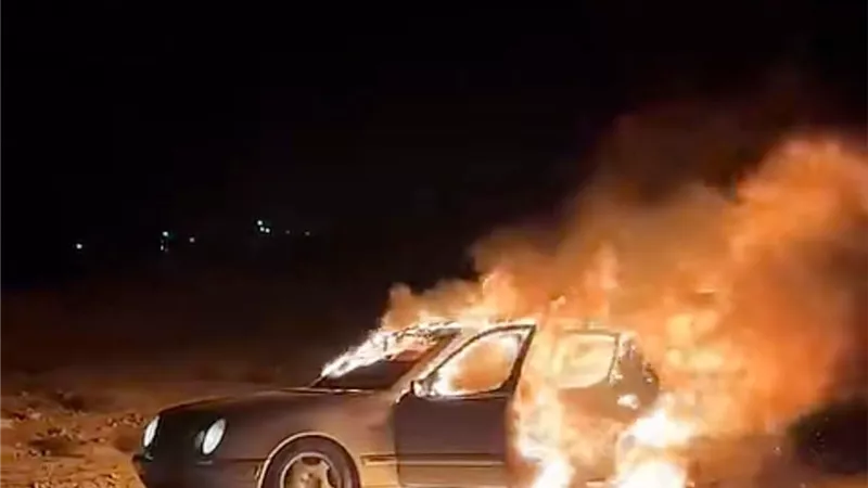 مأساة على طريق الصف .. النار تلتهم سيارتين وتودي بحياة سائق  