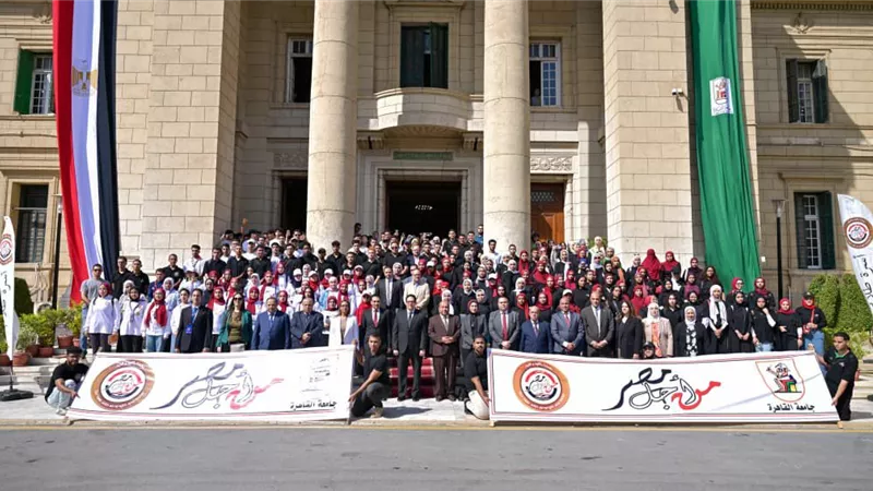 رئيس جامعة القاهرة يجرى حوارًا مفتوحًا مع الطلاب وينصحهم بالمشاركة في الأنشطة