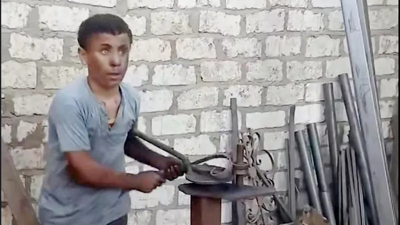 عايز أدخل كلية الهندسة.. قصة صغير كفيف من المنيا يتحدى الإعاقة بالعمل في ورشة لحام