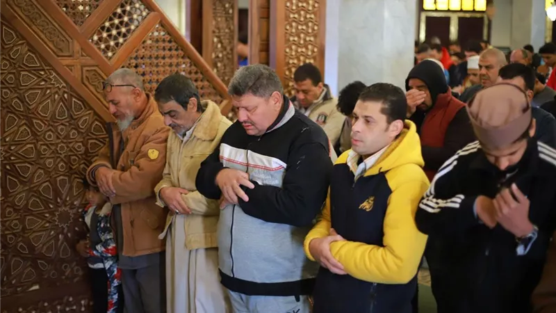 حكم جهر الإمام بالقراءة في الصلاة السرية ناسيًا.. دار الإفتاء تجيب