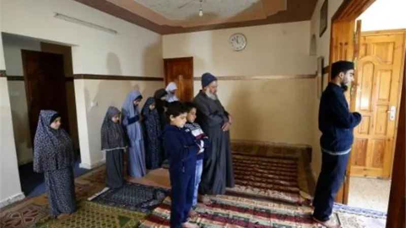 ما حكم صلاة الجماعة مع الأهل في البيت؟ دار الإفتاء تجيب