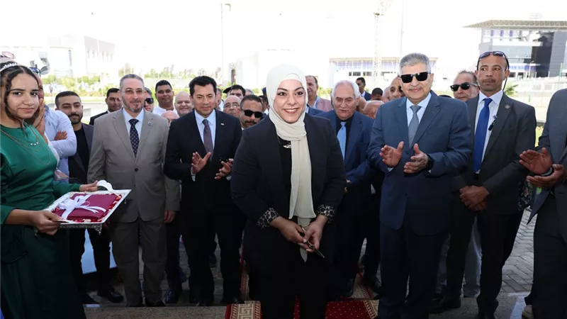 وزير الشباب والرياضة ورئيس الهيئة يفتتحان صالة رفع الأثقال البطلة سارة سمير