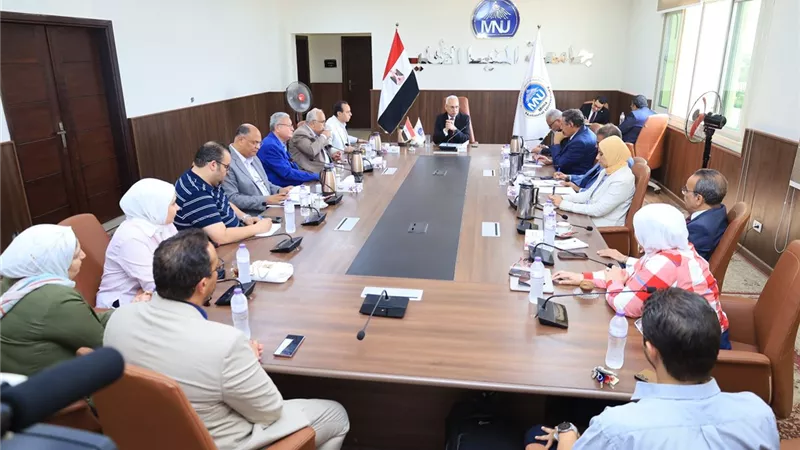 رئيس جامعة المنيا يترأس اجتماع مجلس جامعة المنيا الأهلية
