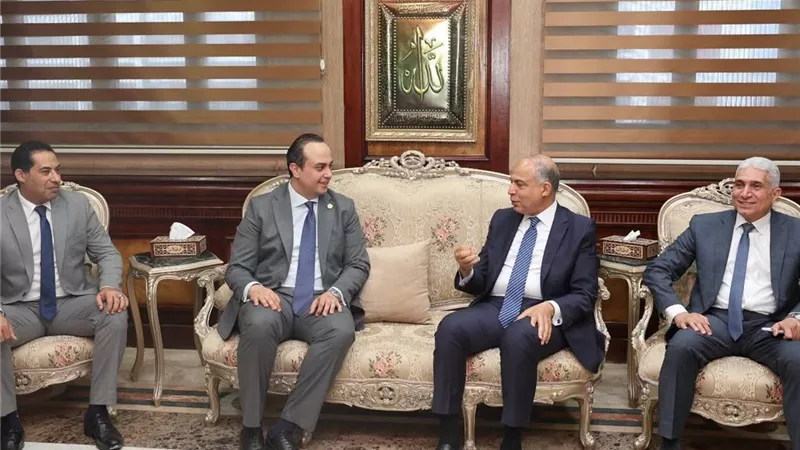 محافظ المنيا يلتقي رئيس هيئة الرعاية الصحية.. ويؤكد: التأمين الصحي الشامل نقلة نوعية 