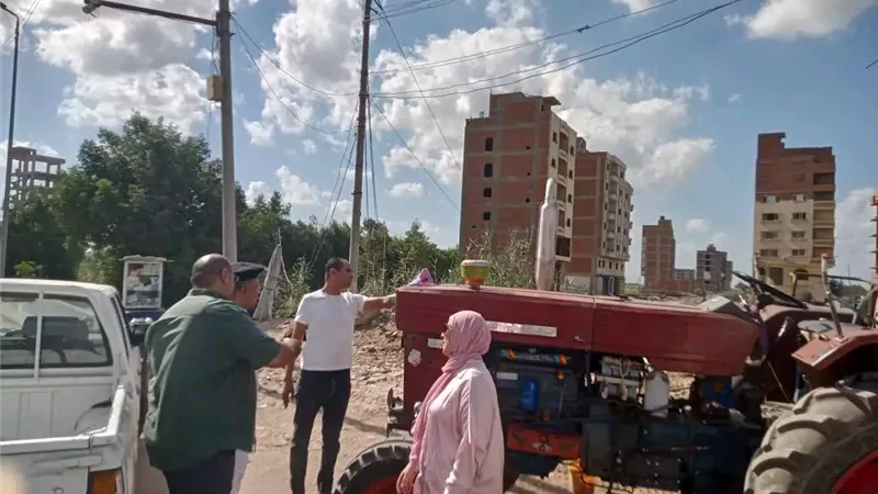 ضبط جرار زراعي يلقي مخلفات صرف صحي في مصرف بالمنصورة |صور