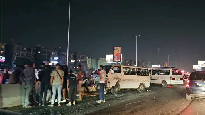بالصور..اصطدام ميكروباص بسيارة ملاكي أعلى الطريق الدائري في المعادي