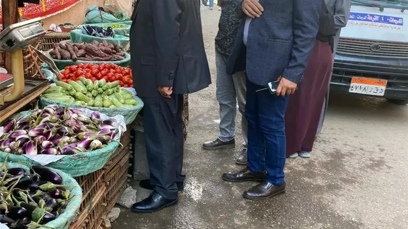 جولة مفاجئة لمحافظ الدقهلية داخل مدينة المنصورة لمتابعة النقل والأسواق |صور