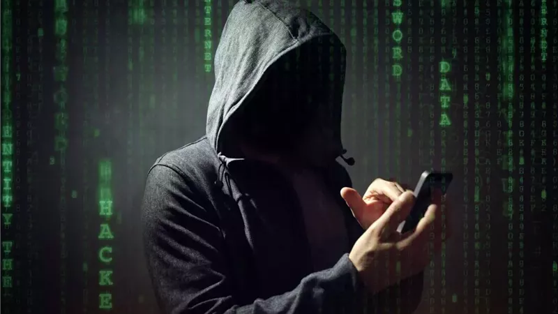 دار الإفتاء: تتبع عورات الناس وانتهاك خصوصياتهم حرام شرعا