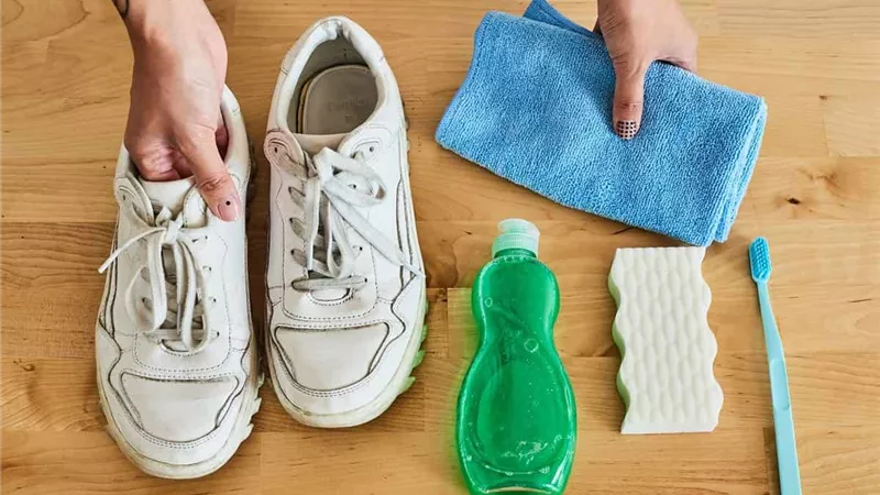 بمكونات منزلية.. أسهل الحيل لتنظيف الأحذية البيضاء
