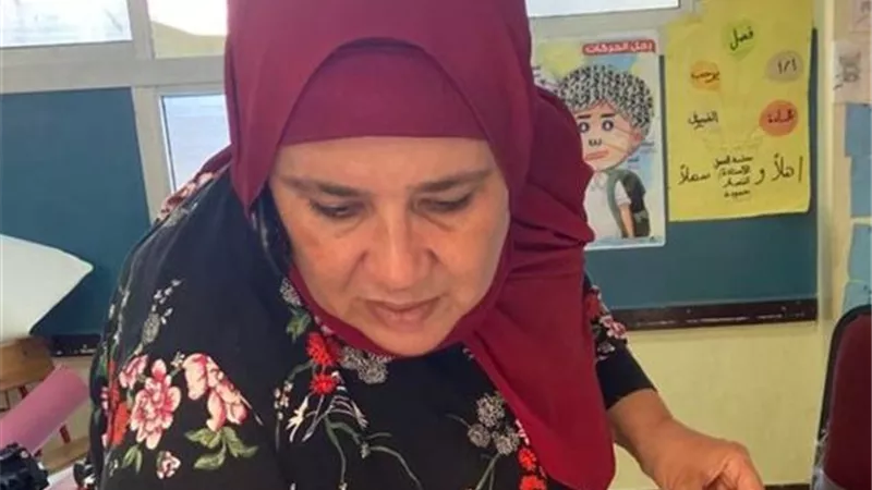بيديها.. مديرة مدرسة بالمنوفية تكتب رسالة النظافة والتفاني بالصابون والسلكة