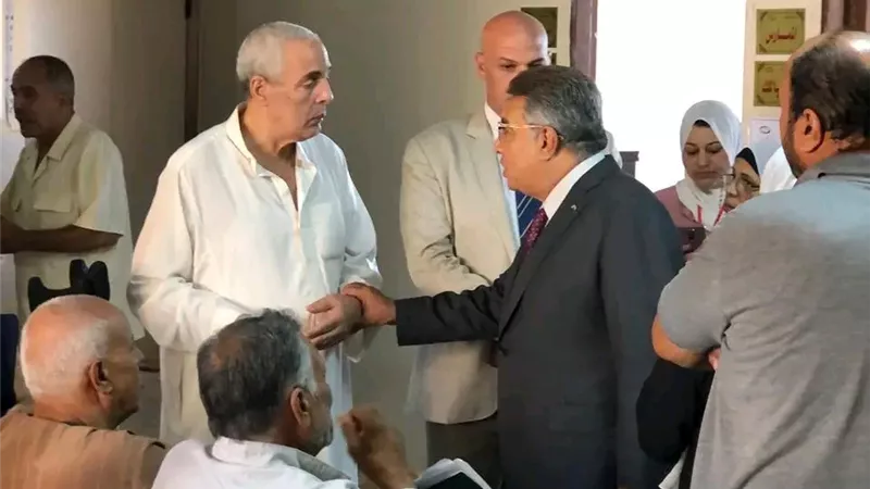 محافظ الدقهلية يتفقد عيادة التأمين الصحي بدكرنس ويشدد على انتظام العمل