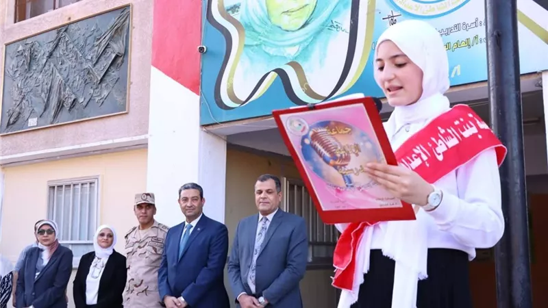 محافظ دمياط يشهد طابور الصباح ويتابع انتظام الدراسة باليوم الثاني