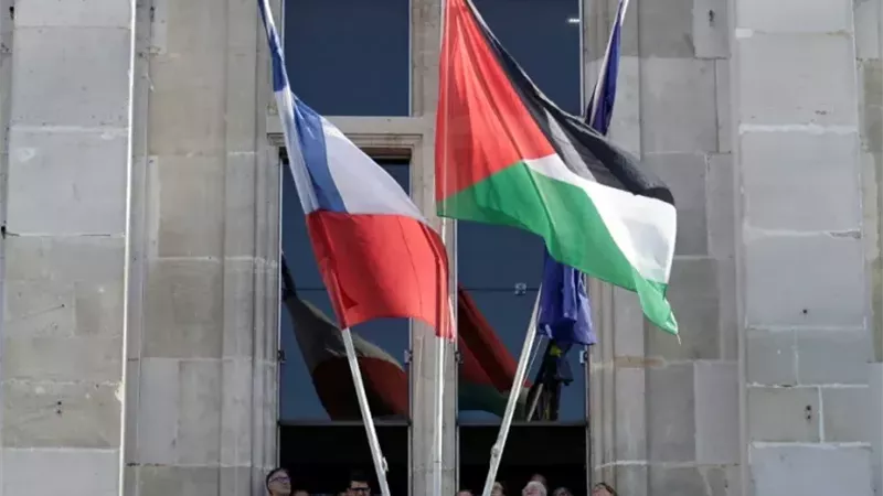 لحظة تاريخية.. علم فلسطين يُرفرف على بلديات فرنسا| صور 